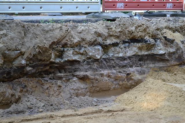 Der nicht tragfähige Untergrund aus Braunkohle-Sand unterhalb einer durchgängigen Betonschicht wurde laut Hamburger Behörde erst im Rahmen einer ergänzenden Untersuchung festgestellt