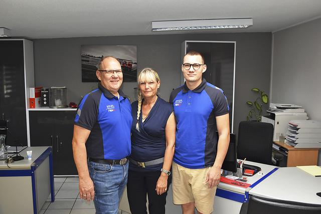 Ingrid und Karsten Egler mit ihrem Sohn Marvin (re.), 
der als Kfz-Mechatroniker im Familienbetrieb arbeitet | Foto: Axel-Holger Haase