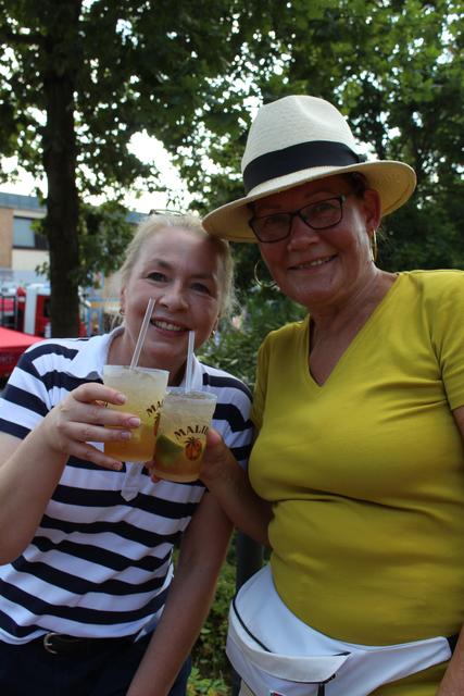 Anette Organista (li.) und Barbara Borgstädt organisierten das Dorffest
