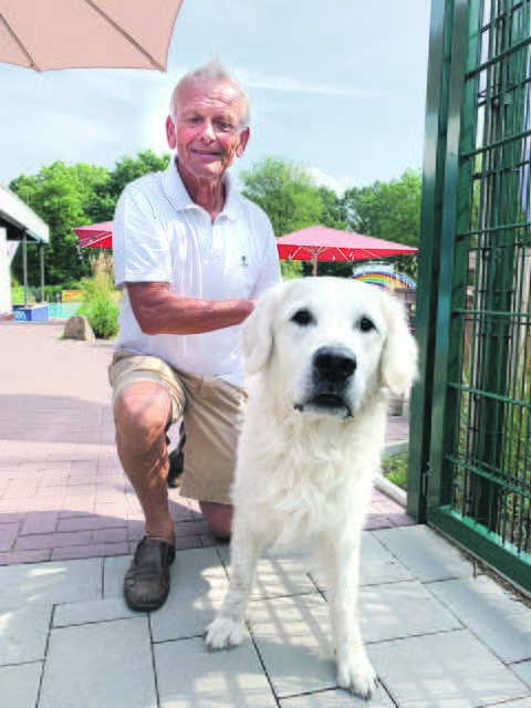 Hund Pacco freut sich mit Jürgen Lips auf die "Hunde-Poolparty" im Jesteburger Freibad