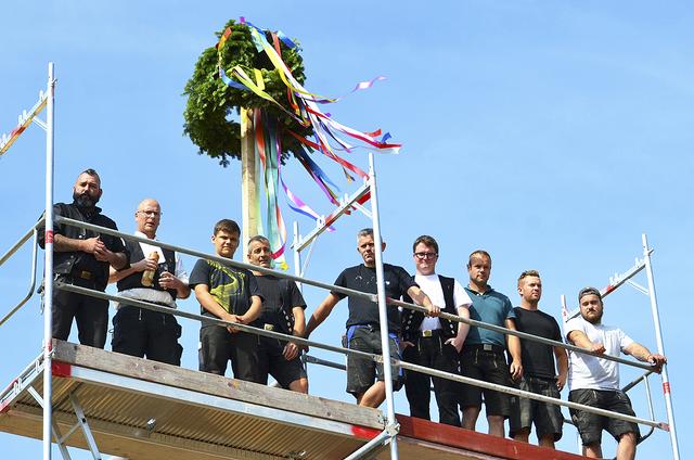 Zimmerermeister Timo Gorius (li.) hielt den Richtspruch