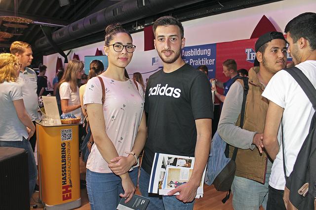 Amira Darwish und Abdalstar Esreb schauten sich auf der Ausbildungsmesse um | Foto: jab