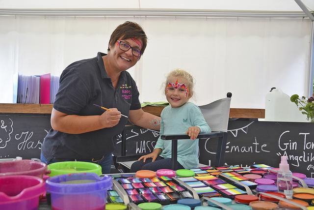 Auch die Kinder hatten Spaß: Mandy Fitschen schminkte Marlene mit bunten und glitzernden Farben