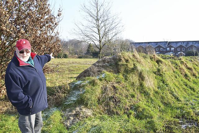 Eddy Meyer-Rochow zeigte beim Ortstermin im vergangenen Jahr auf das Grundstück, das die Deutsche Reihenhaus AG nun bebauen möchte. Im Hintergrund gibt es bereits Wohnbebauung