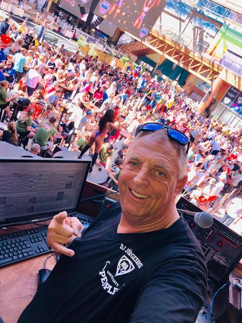 DJ Jürgen Brosda sorgt im Zuge des Altbierfests für eine volle Tanzfläche