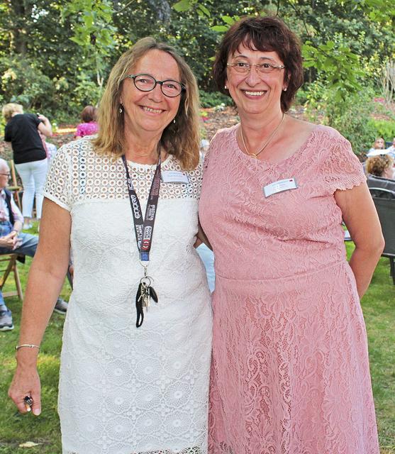 Birgit Sticht-Höft, Pflegedienstleitung, und Anke Deile freuten sich über die rege Teilnahme