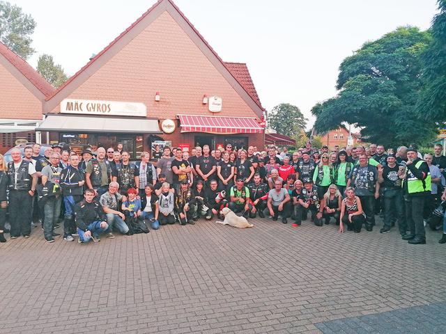 Vor dem Start stellten sich die Teilnehmer für ein Gruppenfoto Fotos: thl