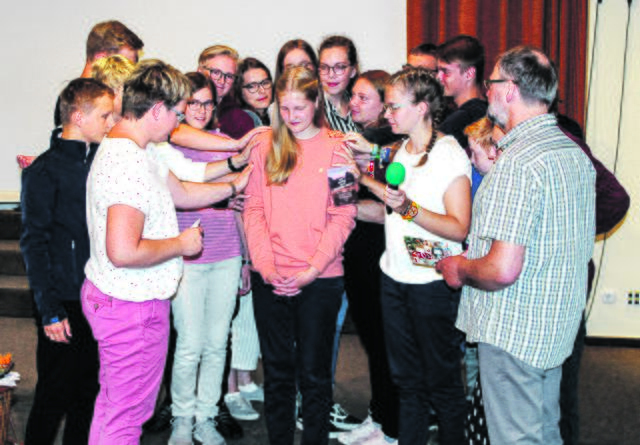 Bewegender Moment: LKG-Mitglieder und Jugendliche gaben Viola Völker (Mi.) Glückwünsche und Segensworte mit auf den Weg