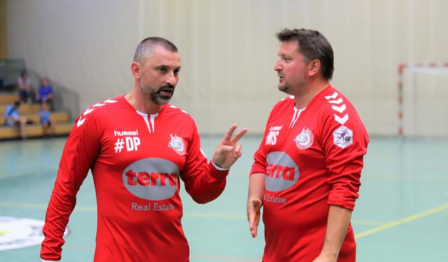 Das Trainer-Duo der "Luchse" Dubravko Prelcec (li.) und Matthias Steinkamp waren sich einig: "Die Mannschaft hat verdient so hoch gewonnen"