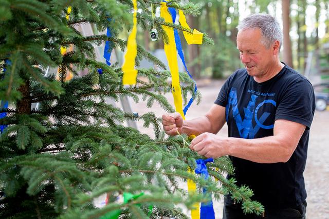 Bauleiter Helmut Mühlbauer bereitet den Richtbaum vor | Foto: Thomas Ix