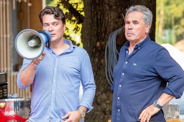 Alexander (links) und Norbert Tietz begrüßen die geladenen Gäste zum Richtfest im Eingangsbereich des Baumwipfelpfades "Heide-Himmel"
 | Foto: Thomas Ix