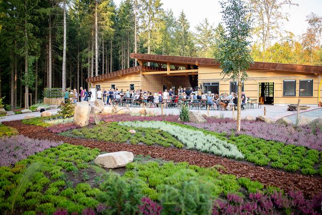 Die Grünanlagen vor dem Eingangs- und Restaurantbereich sind fertig und heidetypisch gestaltet | Foto: Thomas Ix