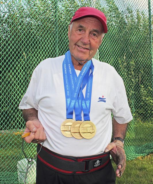 Helmut Brüning präsentiert stolz seine drei Goldmedaillen