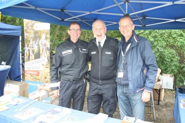 Gute Laune am Stand der Polizei: (v. li.) Johannes Voskors, Dirk Poppinga und Carsten Bünger