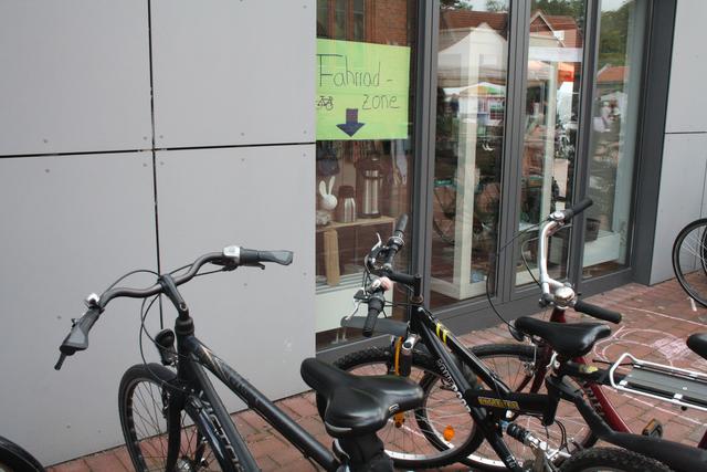 Gute Idee: ein Teil des Vorplatzes der St.-Paulus-Kirche wurde zum Fahrradparkplatz umgestaltet