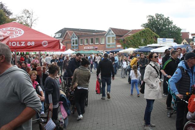 Zahlreiche Gäste kamen auf den Rathausplatz