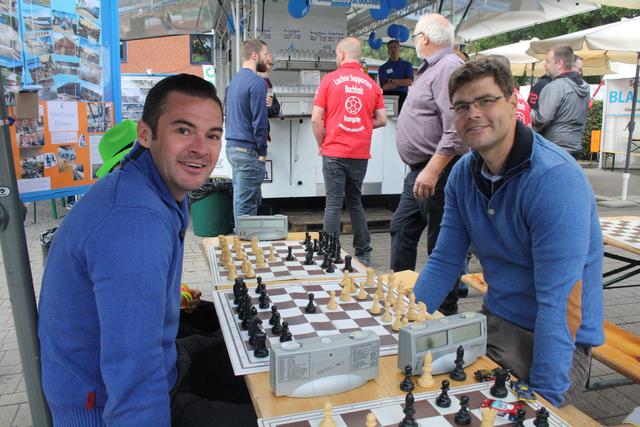 Stefan Weihrauch (li.), Geschäftsführer von Blau-Weiss Buchholz, beim Schachspiel mit Bastian Schönherr