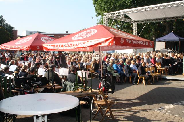 Am Sonntagmorgen kamen zahlreiche Besucher zum ökumenischen Gottesdienst