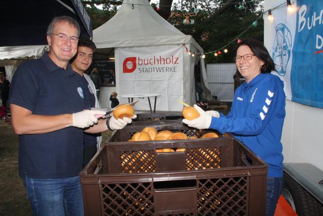Auch das muss gemacht werden: Brötchen schneiden am Stand des Buchholzer FC