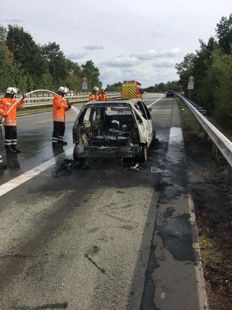 Die Feuerwehr konnte das komplette Ausbrennen des Pkw nicht verhindern | Foto: Thomas Lenke / FF Maschen