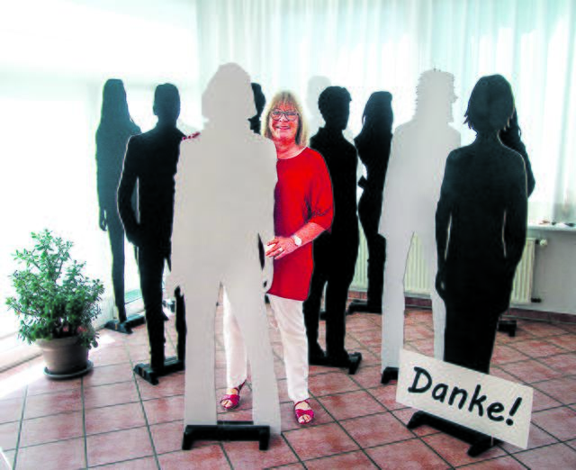 Das Kunstnetz-Jesteburg lädt zu einer besonderen Ausstellung ein: Susanne Dinter hat sich mit fast 40 Bürgern getroffen, die sich ehrenamtlich engagieren. Die Personen stehen nicht im Rampenlicht, sondern verrichten ihre Arbeit ohne großes Aufsehen. "Ohne diese Leute wäre ganz vieles in unserem Ort gar nicht möglich", sagt Dinter. Die Silhouetten stehen für diese Menschen. | Foto: Dinter