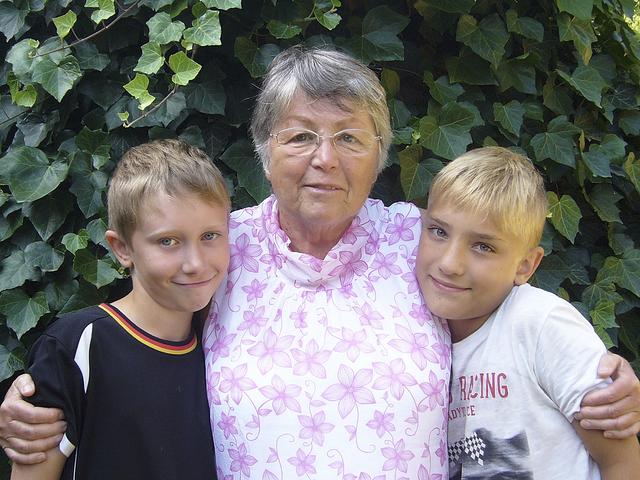 Barbara Schubert ist eine der engagierten Personen, die Susanne Dinter vorstellt. Das Foto zeigt sie mit Nikita (9, li.) und Anton (10), die sich in diesem Sommer in ihrer Familie erholen durften | Foto: Dinter
