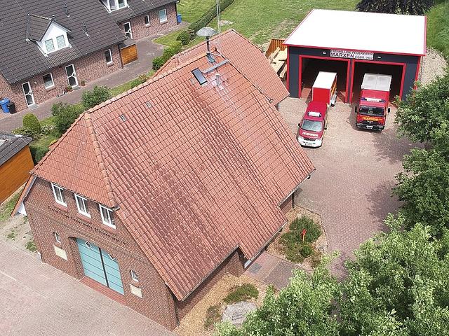 Das Luftbild zeigt die neue Fahrzeughalle der Freiwilligen Feuerwehr Marxen direkt hinter dem Feuerwehrgerätehaus Fotos: Florian Baden/mum