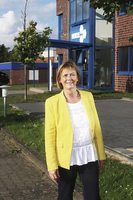 3. Die Wirtschaft unterstützen: vor der Firma Hexcel 