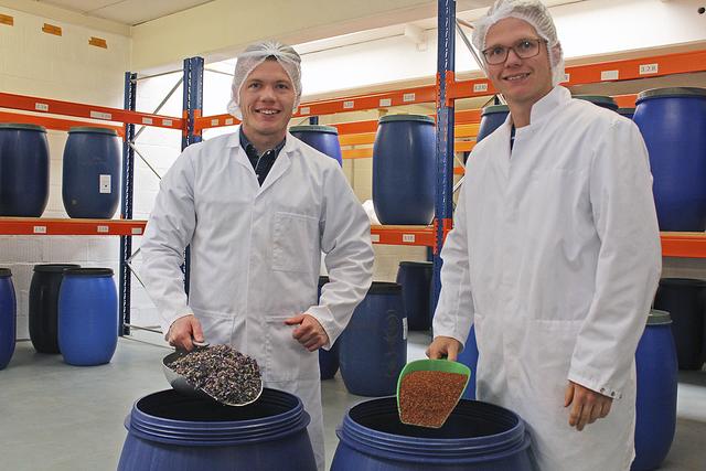 Von Roibos über schwarzen und grünen Tee, Mate- und Gemüsetee bis hin zu Curcuma - bei Janek (li.) und Kevin Köpcke gibt es alles, was das Herz begehrt