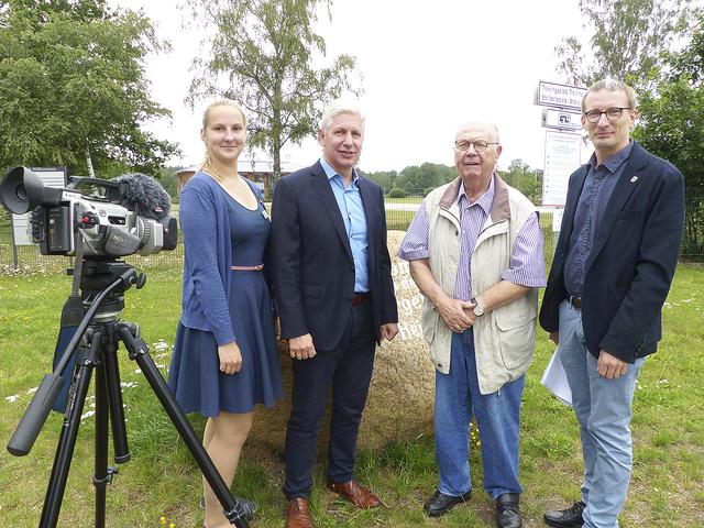 Landrat Rainer Rempe (2. v. li.) unterstützt Jürgen A. Schulz (2. v. re.) bei den Dreharbeiten. Darüber freuen sich auch Lena Wieckhorst und Andres Wulfes (beide Landkreis Harburg) Fotos: JAS