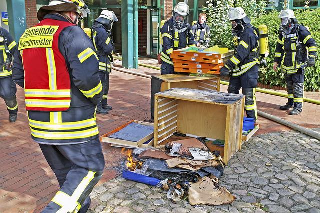 Die brennenden Gegenstände wurden draußen abgelöscht
