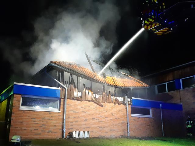 Über die Drehleiter bekämpften die Feuerwehrleute den Brand im Nebengebäude der Turnhalle