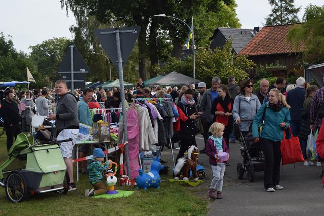 Der Flohmarkt ist der Besuchermagnet: Tausende Schnäppchenjäger strömen jährlich zum Dorffest nach Luhdorf 