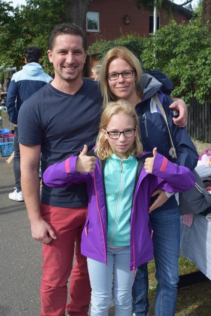 Freuten sich, auf dem Dorffest-Flohmarkt fündig geworden zu sein: Rene, Ehefrau Maren und Tochter Hanna aus Stelle 