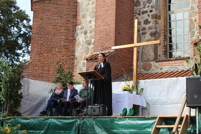 Predigte im Auftakt-Gottesdienst zum Thema "Neuanfänge": Pastorin Alexandra Powalowski | Foto: ce