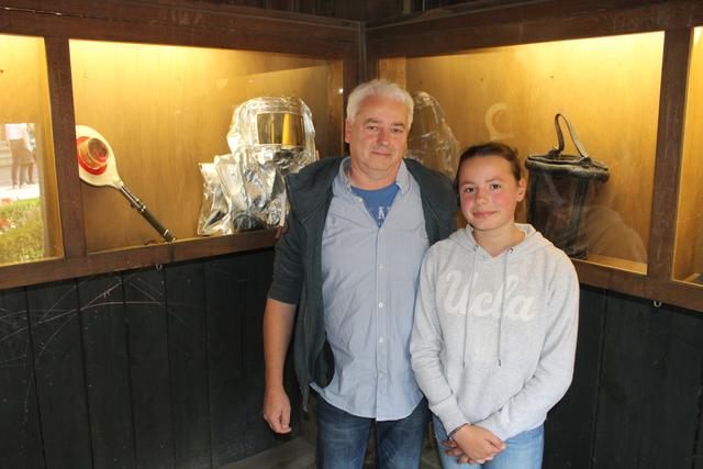 "Schade, dass die Innensanierung des Schlauchturms nicht rechtzeitig fertig geworden ist": Maik Pohlmann und Tochter Joana waren dennoch beeindruckt vom kleinsten Feuerwehrmuseum der Welt | Foto: ce