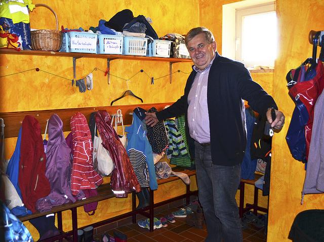So eng ist es hier, zeigt Ortsbürgermeister Jürgen Ravens. Der Spielkreis nutzt einen der Umkleideräume für die Garderobe der Jüngsten