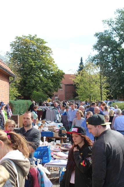 El Dorado für Schnäppchenjäger: der Flohmarkt in der Schulstraße | Foto: ce