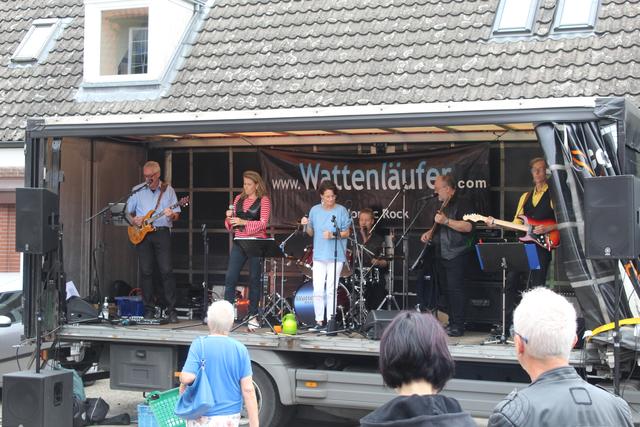 Heizten traditionell neben "Rüter's Hotel &amp; Restaurant" ein: die Plattrocker von den "Wattenläufern" | Foto: ce