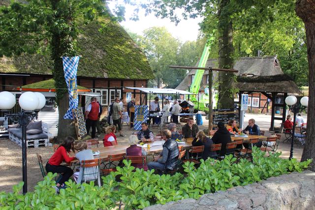 Zünftiges Szenario: Auf dem "Josthof"-Gelände lud der Biergarten zum gemütlichen Verweilen ein