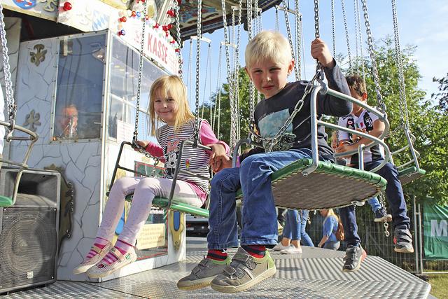 Und noch eine Runde: Für Zoe und Ben Luca ist das Kettenkarussell der Hit 