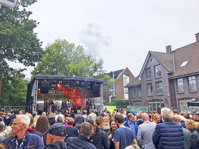 Trotz des ungemütlichen Wetters zog es auch am Sonntag zahlreiche Besucher zum Feiern vor die Bühne | Foto: Gewerbeverein Hittfeld