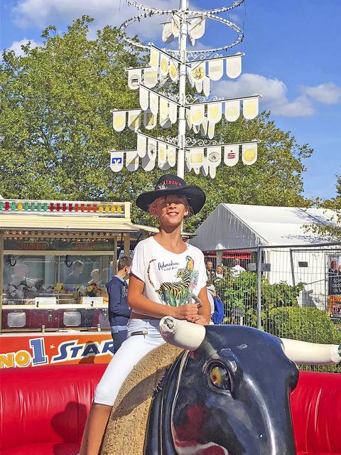 Anne-Marie hatte Spaß beim Bullenreiten | Foto: Gewerbeverein Hittfeld