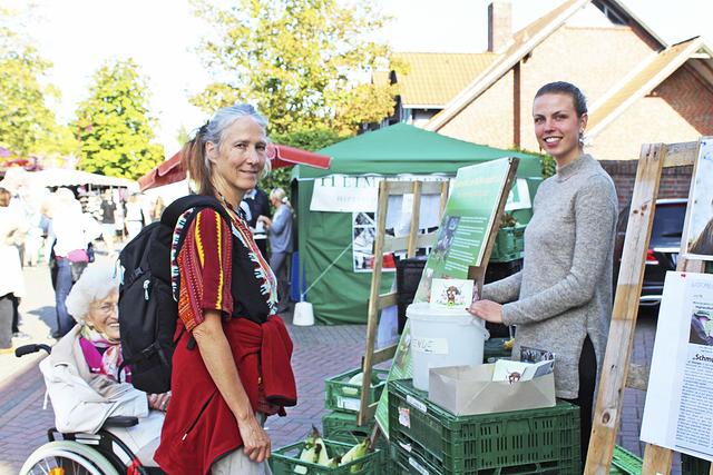 Marlena (re.) informierte Festbesucherin Regina Kühne über den Lebenshof am Mühlenbach