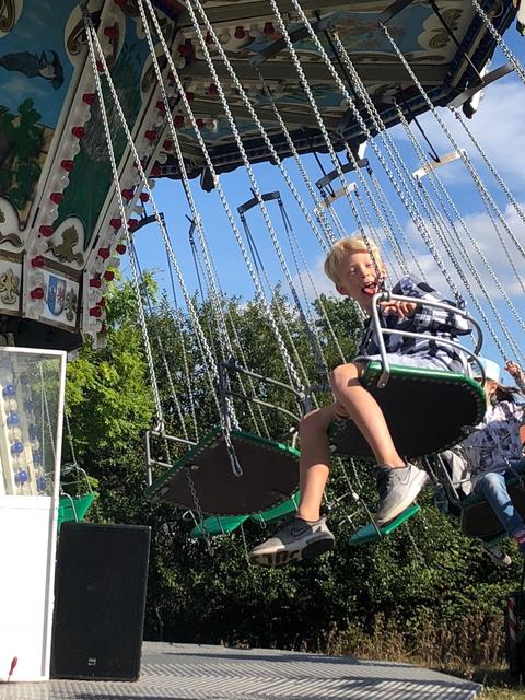 Leif hat sichtlich Spaß auf dem Kettenflieger | Foto: Gewerbeverein Hittfeld