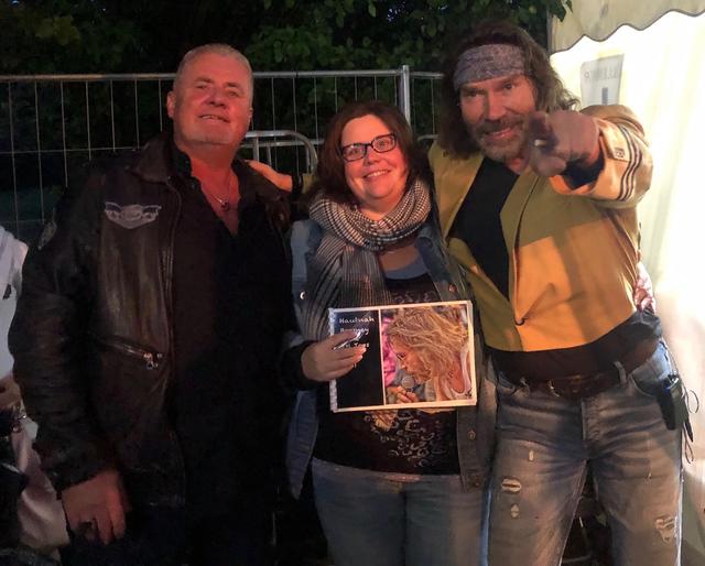 Sänger Boerney (re.) überreichte den Bildband "Hautnah" an Familie Eddelbüttel aus Ramelsloh. Das Buch beinhaltet Fotos der Partyband "Boerney und die Tritops" und wurde zugunstend der DRK Kita Hittfeld versteigert, 100 Euro sind so zusammengekommen | Foto: Schaller