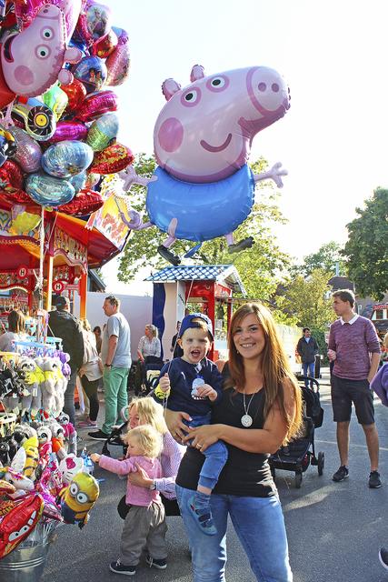 Paul-Henry (Foto, 1 1/2) war das erste Mal auf dem Hittfelder Dorffest - und hatte wie Mama Lisa sichtlich Spaß