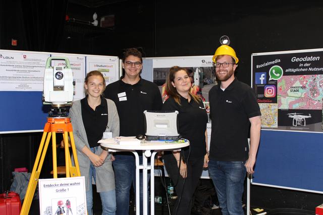Techniker und Auszubildende stellten die Berufe Vermessungstechniker und Geomatiker vor | Foto: sb