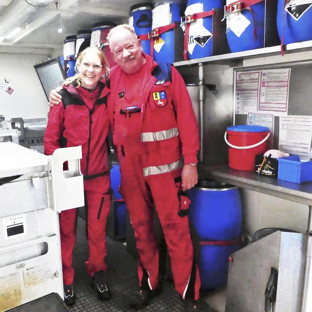 Julia Dombrowski und Rolf Wiechert vom Team des Schadstoffmobils sind fünf Mal im Jahr im Landkreis unterwegs