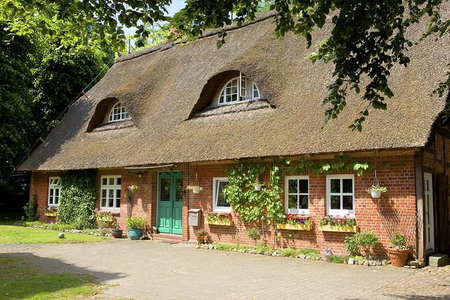 Das alte Bauernhaus wurde unter ökologischen Gesichtspunkten aufwendig saniert  | Foto: dena